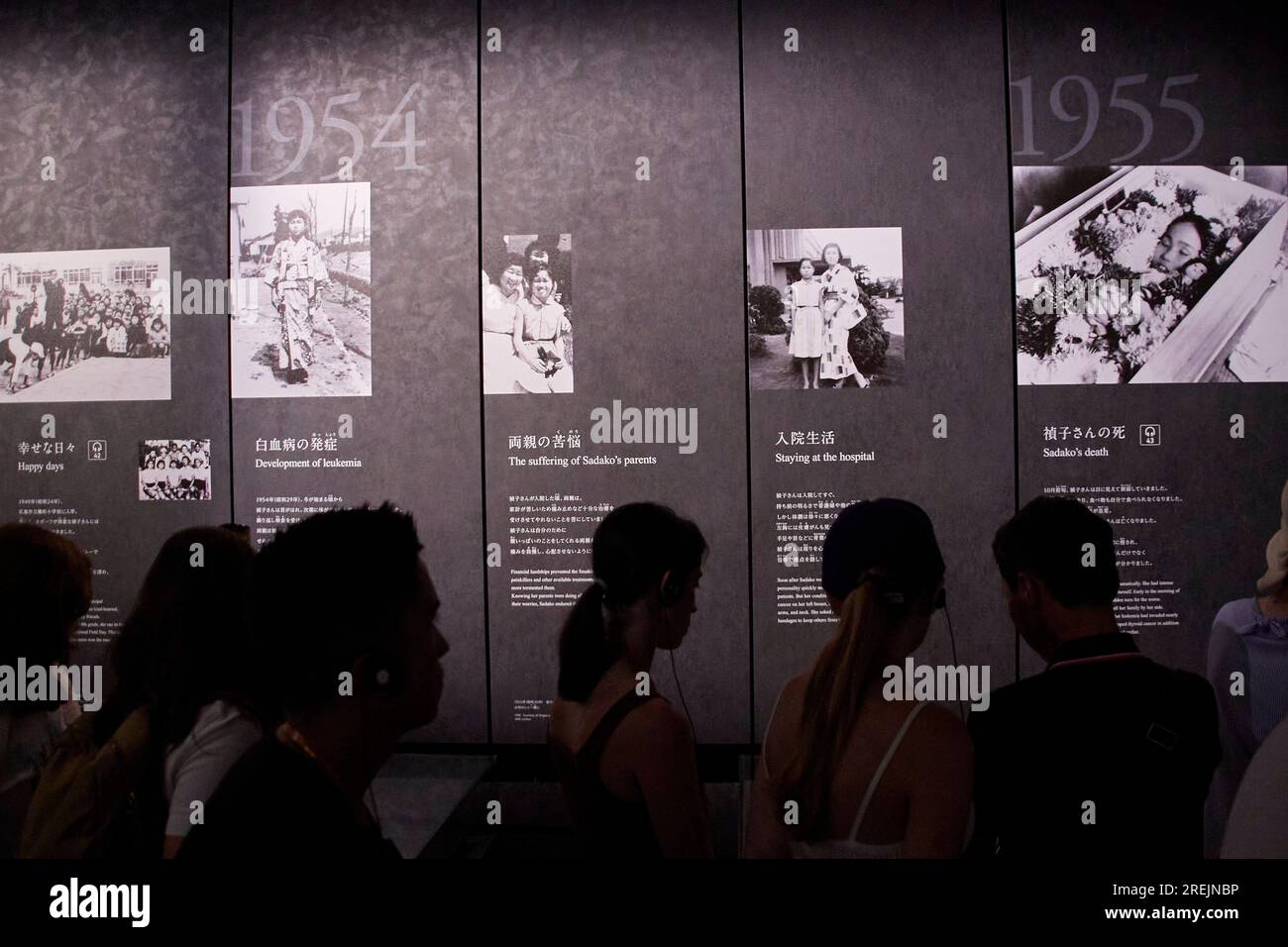 27 juillet 2023, Hiroshima, Japon : des photos des victimes de la bombe atomique au-dessus de la ville d'Hiroshima en 1945 sont exposées au Musée commémoratif de la paix d'Hiroshima. Cette année marquera les 78 ans du bombardement atomique d’Hiroshima (6 août 1945) pendant la Seconde Guerre mondiale. Le Japon est le seul pays attaqué par des bombes atomiques. Un groupe de journalistes étrangers a visité la ville d'Hiroshima (dans le cadre d'une tournée de presse) avant la cérémonie commémorative. La tournée de presse a été organisée par le Ministère des Affaires étrangères du Japon avec le soutien du Centre de presse étrangère Japon. (Image de crédit : © Rodrigo Reyes Marin/ZUMA Press Wire) Ed Banque D'Images