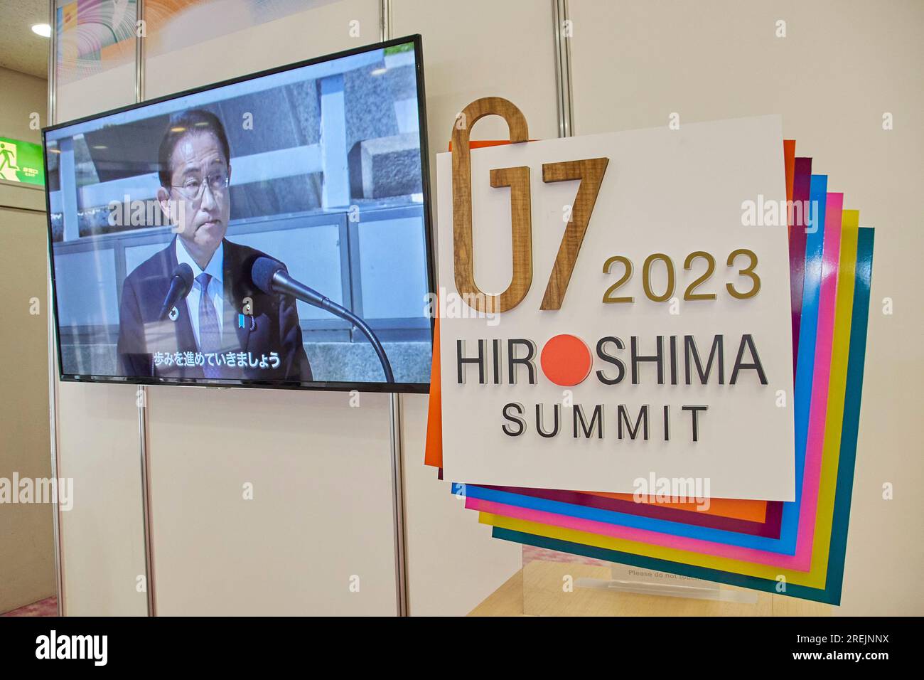 27 juillet 2023, Hiroshima, Japon : un écran affiche une vidéo de la  réunion des dirigeants du G7 à côté du logo lors d'une exposition spéciale  au Musée commémoratif de la paix