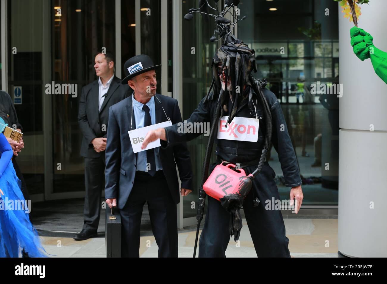 Londres, Royaume-Uni. 28 juillet 2023. Manifestation "Exxon & BlackRock, Your Oil Kills" devant le QG de BlackRock organisée par les militants du climat extinction Rebellion Lewes avec le théâtre de rue Crude Oil Mechanicals. The Crude Oil Mechanicals est un groupe de personnes vivant à Lewes, Brighton et Eastbourne, qui se réunissent pour présenter des spectacles de rue soutenant les manifestations pour la justice climatique. « Unfinished Story » est une pièce complètement nouvelle, mettant en vedette Terre, Soleil, eau, une énorme compagnie pétrolière, un énorme fonds d'investissement, et quelques gens ordinaires. Crédit : Waldemar Sikora/Alamy Live News Banque D'Images