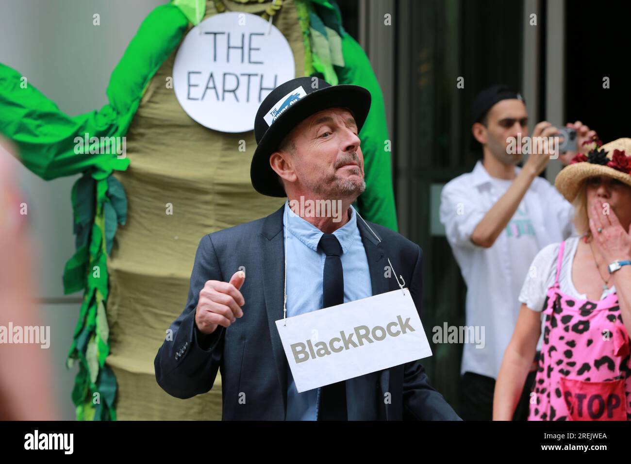 Londres, Royaume-Uni. 28 juillet 2023. Manifestation "Exxon & BlackRock, Your Oil Kills" devant le QG de BlackRock organisée par les militants du climat extinction Rebellion Lewes avec le théâtre de rue Crude Oil Mechanicals. The Crude Oil Mechanicals est un groupe de personnes vivant à Lewes, Brighton et Eastbourne, qui se réunissent pour présenter des spectacles de rue soutenant les manifestations pour la justice climatique. « Unfinished Story » est une pièce complètement nouvelle, mettant en vedette Terre, Soleil, eau, une énorme compagnie pétrolière, un énorme fonds d'investissement, et quelques gens ordinaires. Crédit : Waldemar Sikora/Alamy Live News Banque D'Images