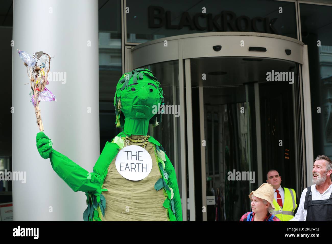 Londres, Royaume-Uni. 28 juillet 2023. Manifestation "Exxon & BlackRock, Your Oil Kills" devant le QG de BlackRock organisée par les militants du climat extinction Rebellion Lewes avec le théâtre de rue Crude Oil Mechanicals. The Crude Oil Mechanicals est un groupe de personnes vivant à Lewes, Brighton et Eastbourne, qui se réunissent pour présenter des spectacles de rue soutenant les manifestations pour la justice climatique. « Unfinished Story » est une pièce complètement nouvelle, mettant en vedette Terre, Soleil, eau, une énorme compagnie pétrolière, un énorme fonds d'investissement, et quelques gens ordinaires. Crédit : Waldemar Sikora/Alamy Live News Banque D'Images