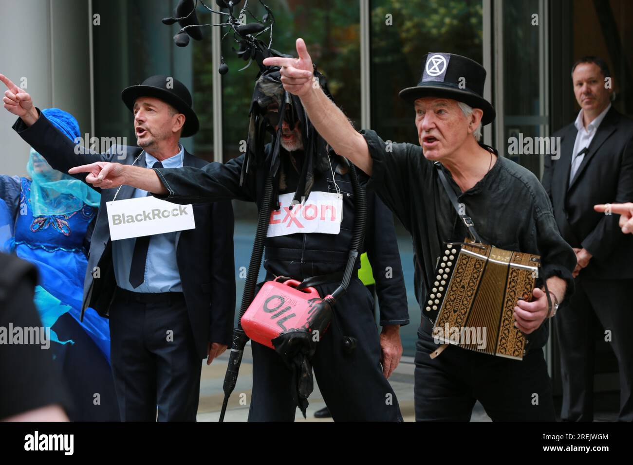 Londres, Royaume-Uni. 28 juillet 2023. Manifestation "Exxon & BlackRock, Your Oil Kills" devant le QG de BlackRock organisée par les militants du climat extinction Rebellion Lewes avec le théâtre de rue Crude Oil Mechanicals. The Crude Oil Mechanicals est un groupe de personnes vivant à Lewes, Brighton et Eastbourne, qui se réunissent pour présenter des spectacles de rue soutenant les manifestations pour la justice climatique. « Unfinished Story » est une pièce complètement nouvelle, mettant en vedette Terre, Soleil, eau, une énorme compagnie pétrolière, un énorme fonds d'investissement, et quelques gens ordinaires. Crédit : Waldemar Sikora/Alamy Live News Banque D'Images