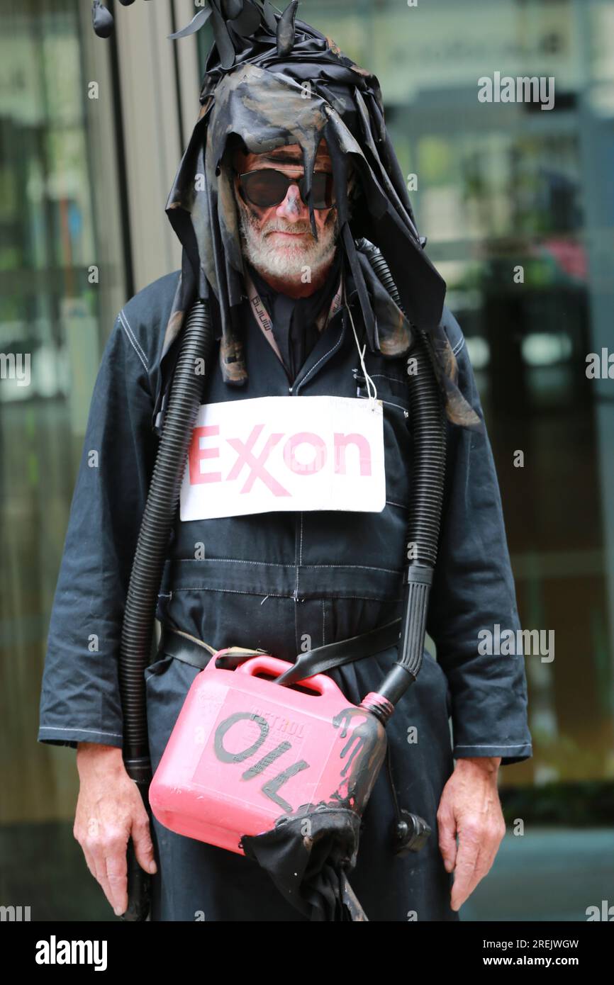 Londres, Royaume-Uni. 28 juillet 2023. Manifestation "Exxon & BlackRock, Your Oil Kills" devant le QG de BlackRock organisée par les militants du climat extinction Rebellion Lewes avec le théâtre de rue Crude Oil Mechanicals. The Crude Oil Mechanicals est un groupe de personnes vivant à Lewes, Brighton et Eastbourne, qui se réunissent pour présenter des spectacles de rue soutenant les manifestations pour la justice climatique. « Unfinished Story » est une pièce complètement nouvelle, mettant en vedette Terre, Soleil, eau, une énorme compagnie pétrolière, un énorme fonds d'investissement, et quelques gens ordinaires. Crédit : Waldemar Sikora/Alamy Live News Banque D'Images