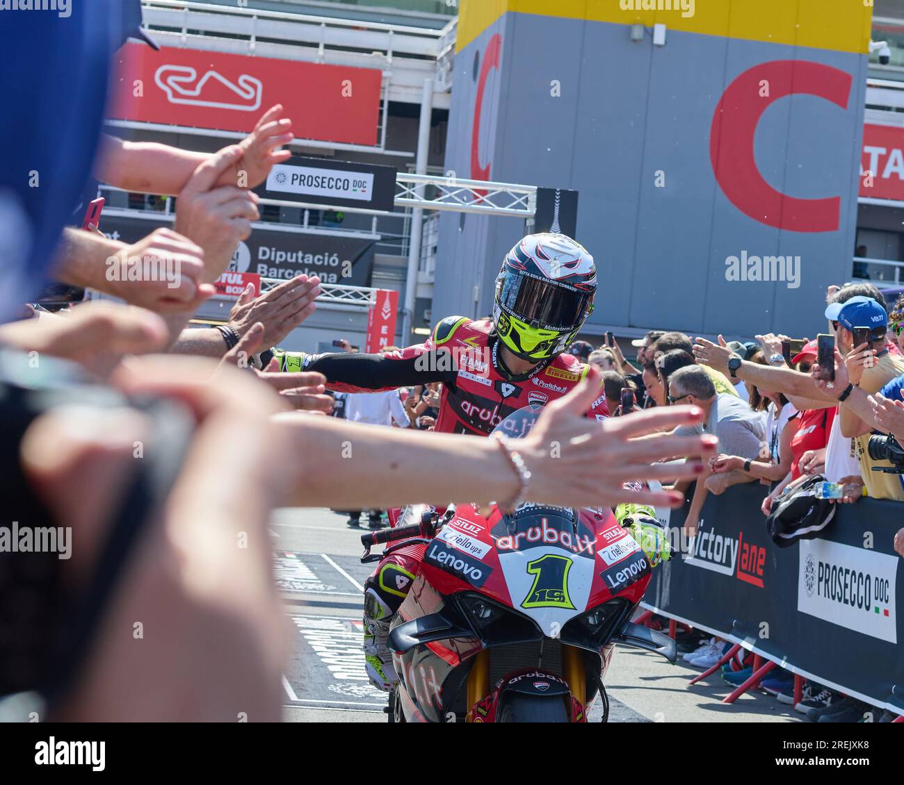 06.05.2023. Montmelo, Espagne, Alvaro Bautista serrant la main en arrivant au paddock après avoir gagné la course Banque D'Images