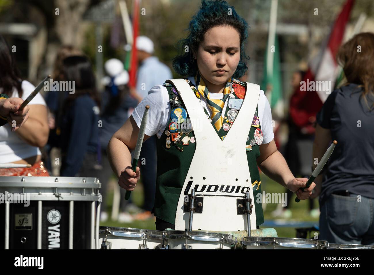 Davis, CA - avril 15 2023. Défilé de la Journée pique-nique à l'Université de Californie à Davis avec une femme jouant de la batterie Yamaha Banque D'Images