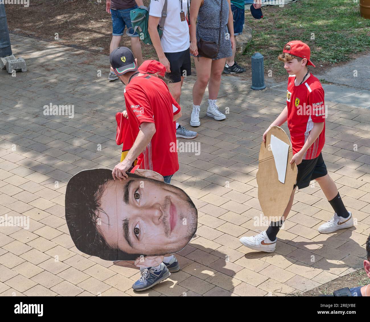 04.06.2023. Montmeló, Espagne, fans de l'écurie Ferrari de Formule 1 avec de grands masques avec le visage de Charles Leclerc Banque D'Images