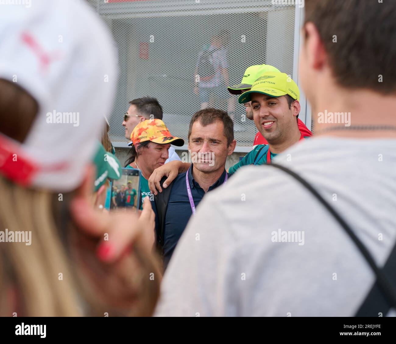 04.06.2023. Montmeló, Espagne, ingénieur et commentateur de Toni Cuquerella prenant une photo avec les fans au départ du circuit Banque D'Images