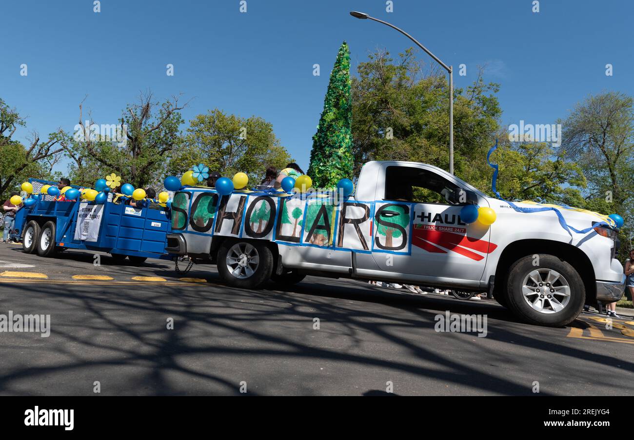 Davis, CA - avril 15 2023. Défilé de la Journée pique-nique à l'Université de Californie à Davis avec location de camions UHAUL Banque D'Images