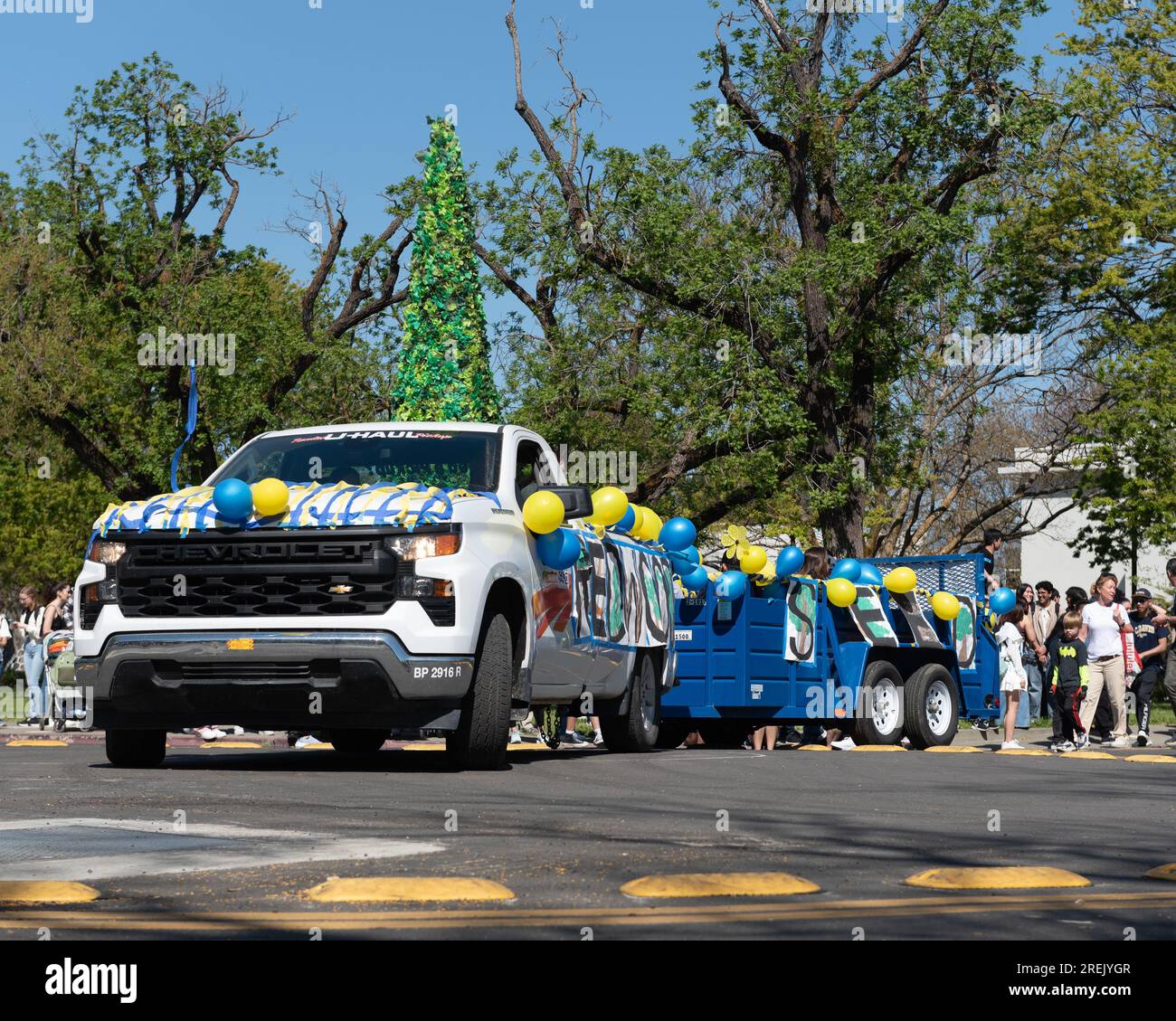 Davis, CA - avril 15 2023. Défilé de la Journée pique-nique à l'Université de Californie à Davis avec location de camions UHAUL Banque D'Images