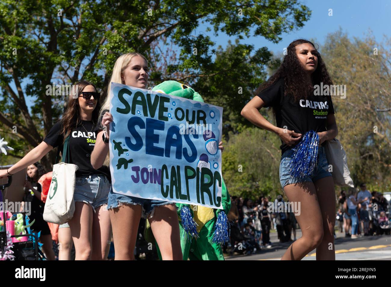 Davis, CA - avril 15 2023. Défilé de la Journée pique-nique à l'Université de Californie à Davis avec CALPIRG Save Our Oceans Banque D'Images