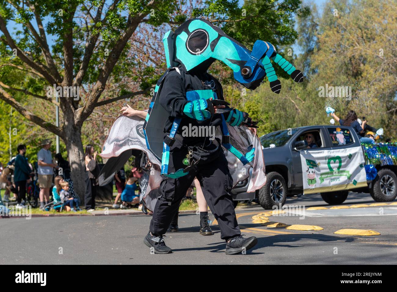 Davis, CA - avril 15 2023. Défilé du jour du pique-nique à l'Université de Californie à Davis mettant en vedette une personne habillée en insecte Banque D'Images