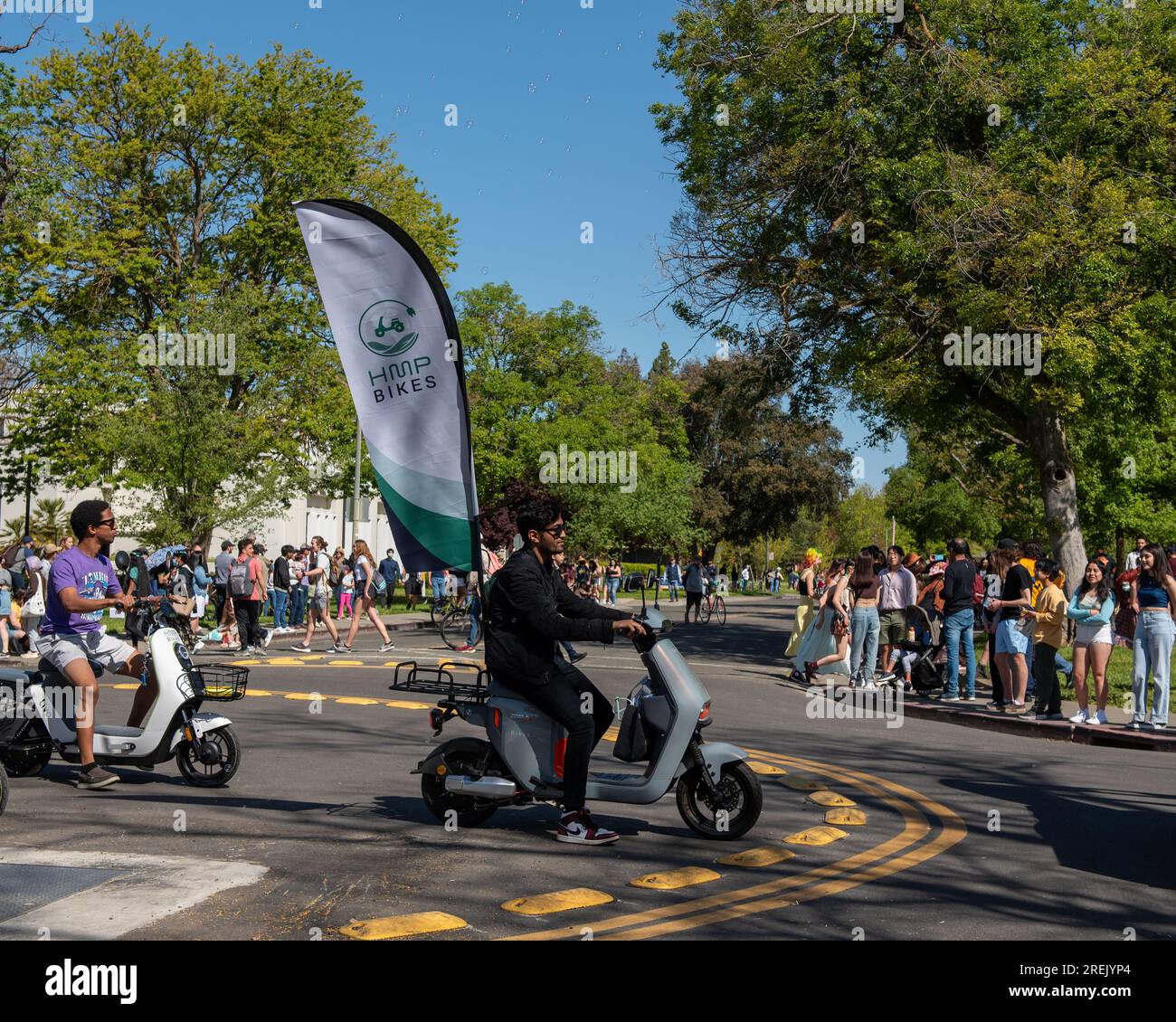 Davis, CA - avril 15 2023. Défilé de pique-nique à l'Université de Californie à Davis avec vélos HMP Banque D'Images