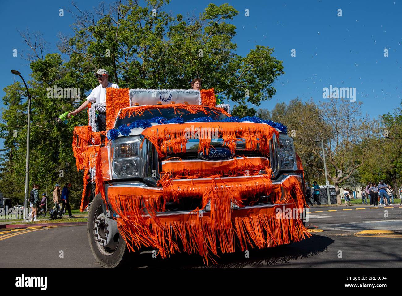 Davis, CA - avril 15 2023. Défilé de la Journée pique-nique à l'Université de Californie à Davis avec le camion de la communauté de retraite Banque D'Images