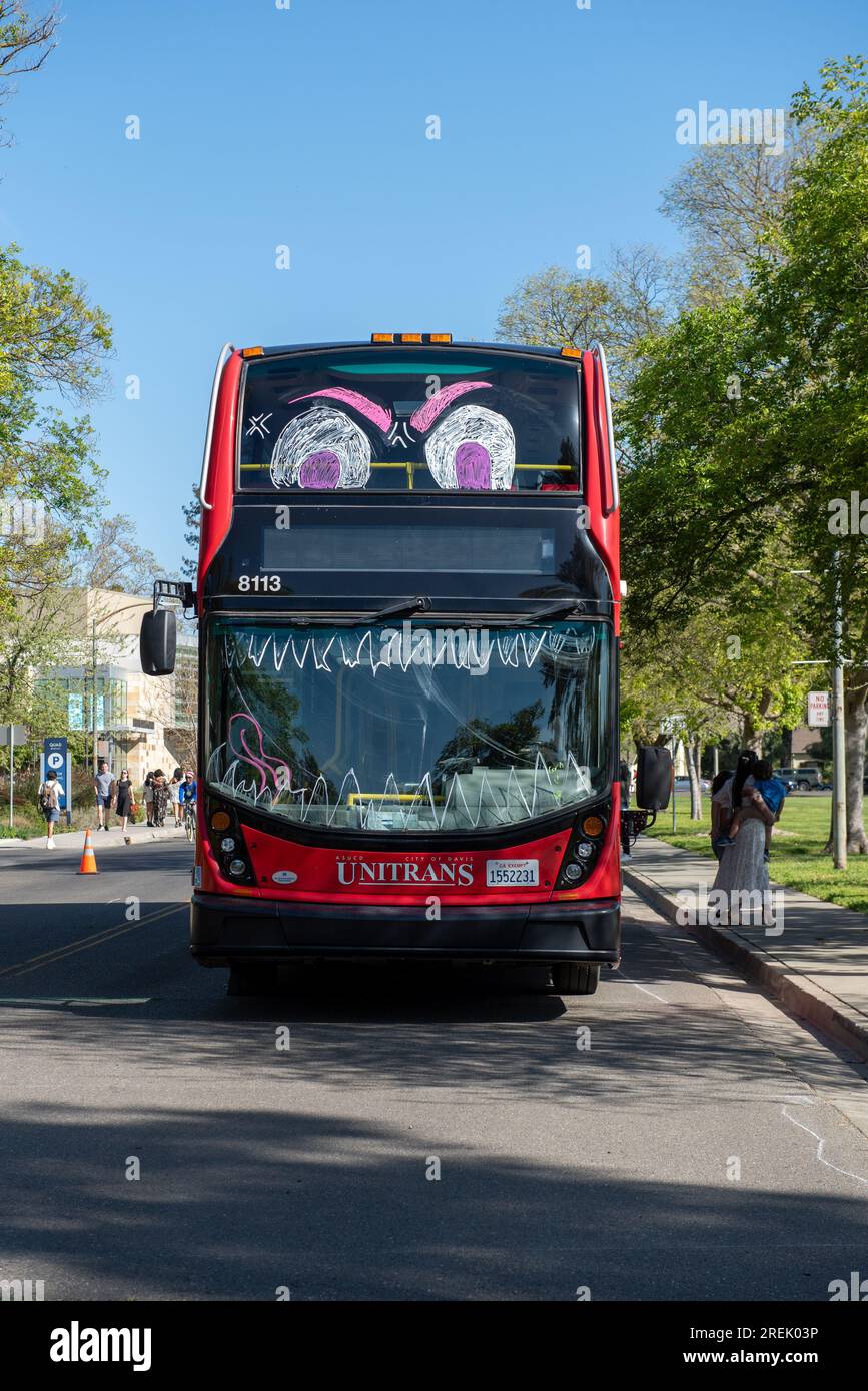 Davis, CA - avril 15 2023. Bus Unitrans à l'Université de Californie à Davis avec voiture DMC avec portes ouvertes Banque D'Images