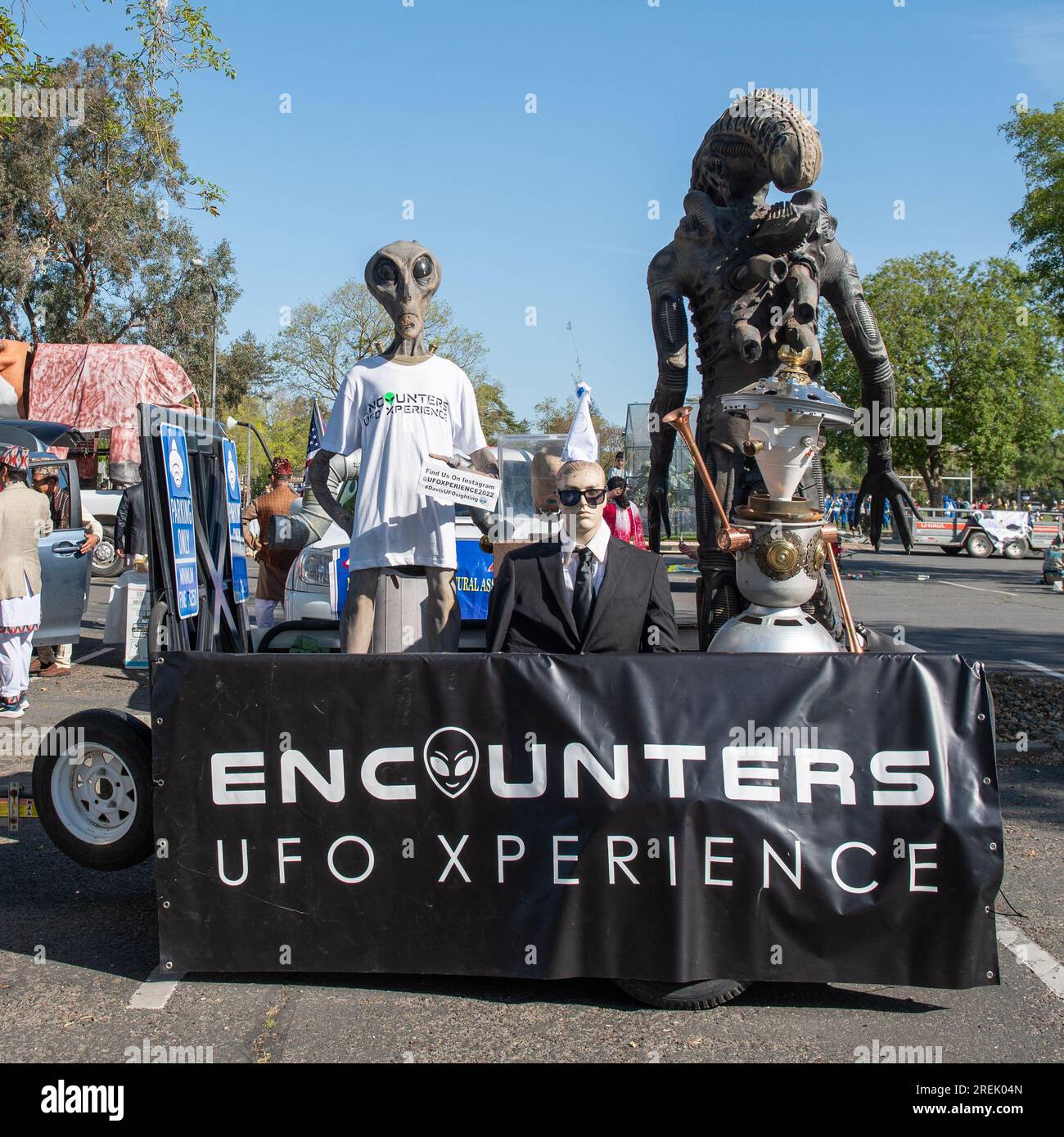 Davis, CA - avril 15 2023. Défilé du jour du pique-nique à l'Université de Californie à Davis avec Encounters UFO Experience Banque D'Images