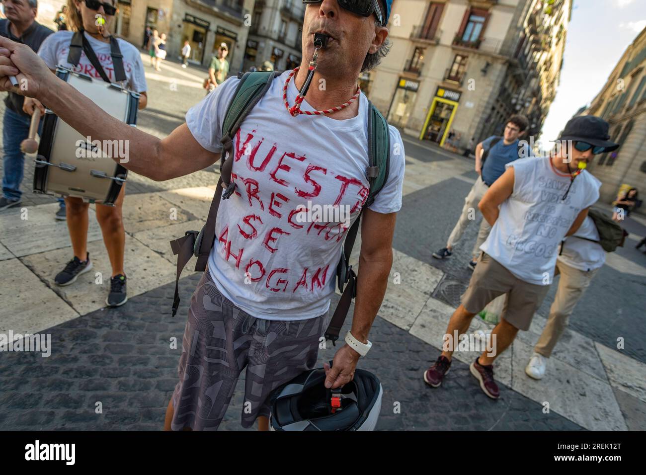 Barcelone, Espagne. 28 juillet 2023. Un sauveteur est vu portant un t-shirt avec le texte "nos droits sont noyés" pendant la manifestation à la porte principale de l'Hôtel de ville de Barcelone. Le personnel des sauveteurs des plages de Barcelone qui a contracté avec la société Aunar, un service externalisé par le conseil municipal de Barcelone, se sont réunis sur la Plaça de Sant Jaume pour commencer une grève illimitée afin d’améliorer leurs conditions de travail et exiger de meilleures infrastructures, équipements et l’expansion de l’escouade de sauveteurs. (Photo de Paco Freire/SOPA Images/Sipa USA) crédit : SIPA USA/Alamy Live News Banque D'Images