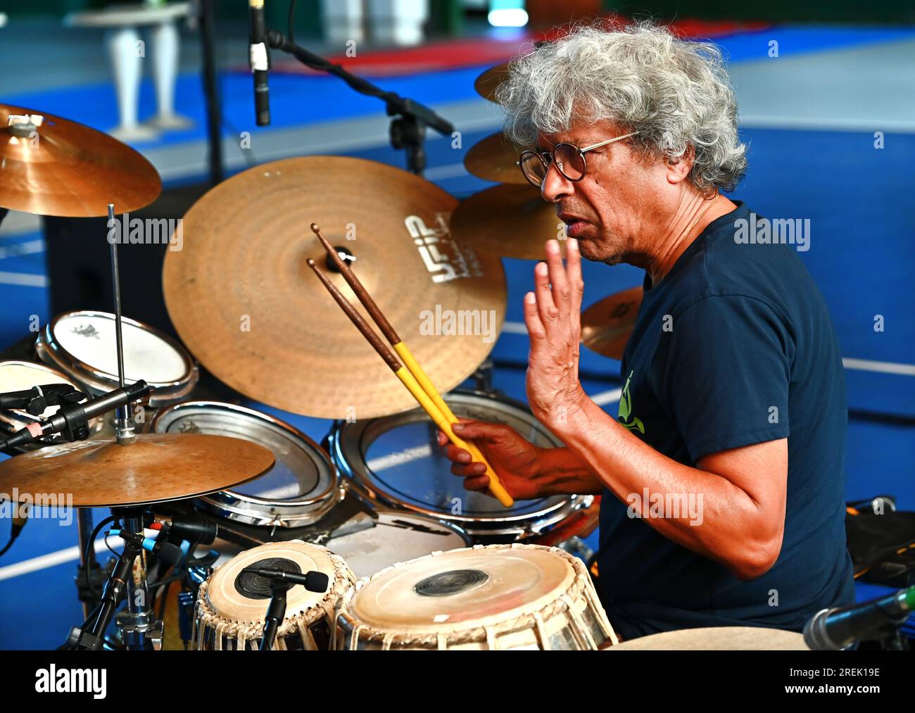 Trilok Gurtu, percussionniste d’origine indienne, lors du soundcheck de la Villa Carpena à Forlì, Italie Banque D'Images