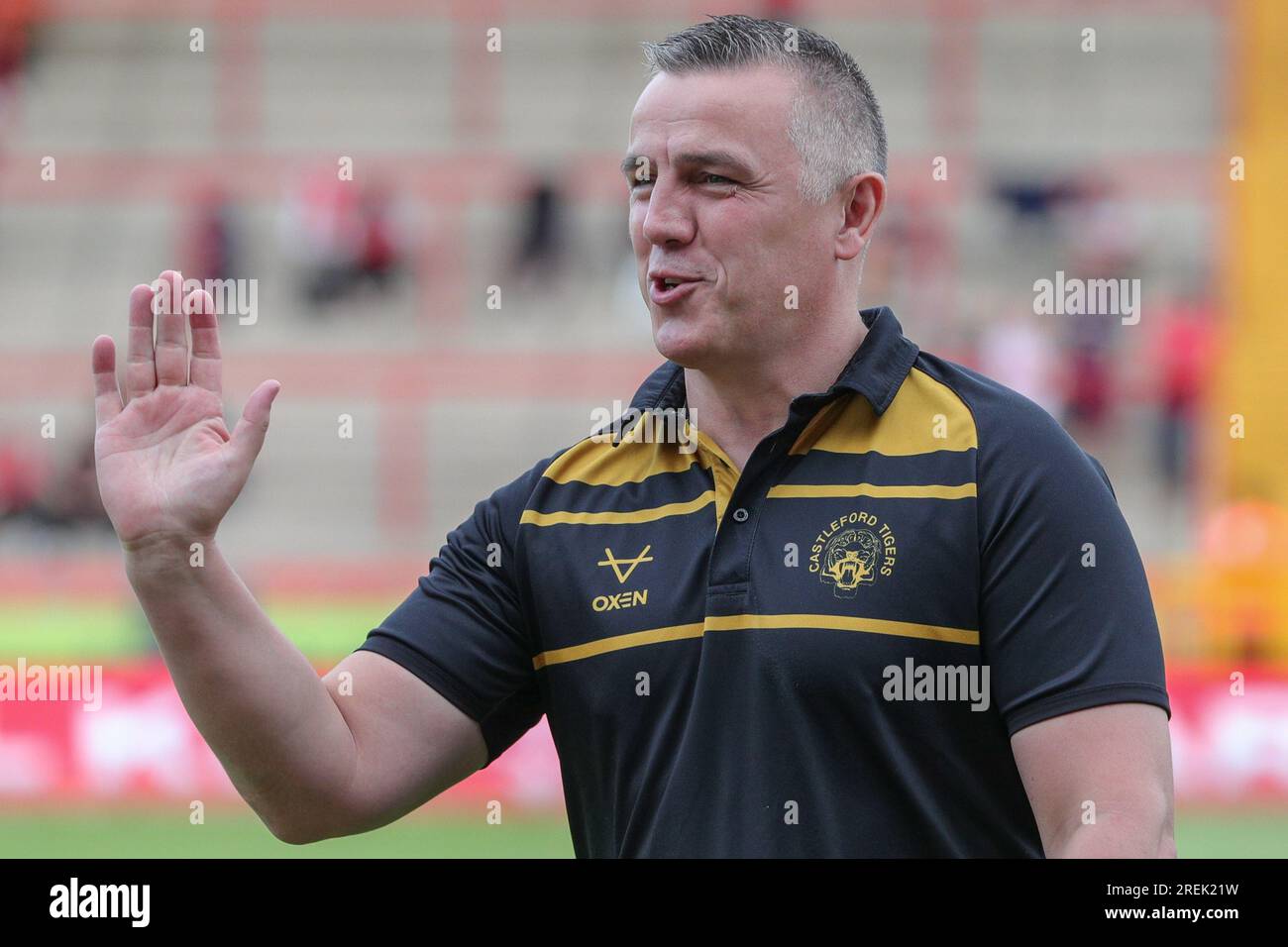 Kingston upon Hull, Royaume-Uni. 28 juillet 2023. Andy Last entraîneur-chef des Castleford Tigers fait signe aux supporters avant le match de la Betfred Super League Round 20 Hull KR vs Castleford Tigers au Sewell Group Craven Park, Kingston upon Hull, Royaume-Uni, le 28 juillet 2023 (photo de James Heaton/News Images) à Kingston upon Hull, Royaume-Uni le 7/28/2023. (Photo de James Heaton/News Images/Sipa USA) crédit : SIPA USA/Alamy Live News Banque D'Images