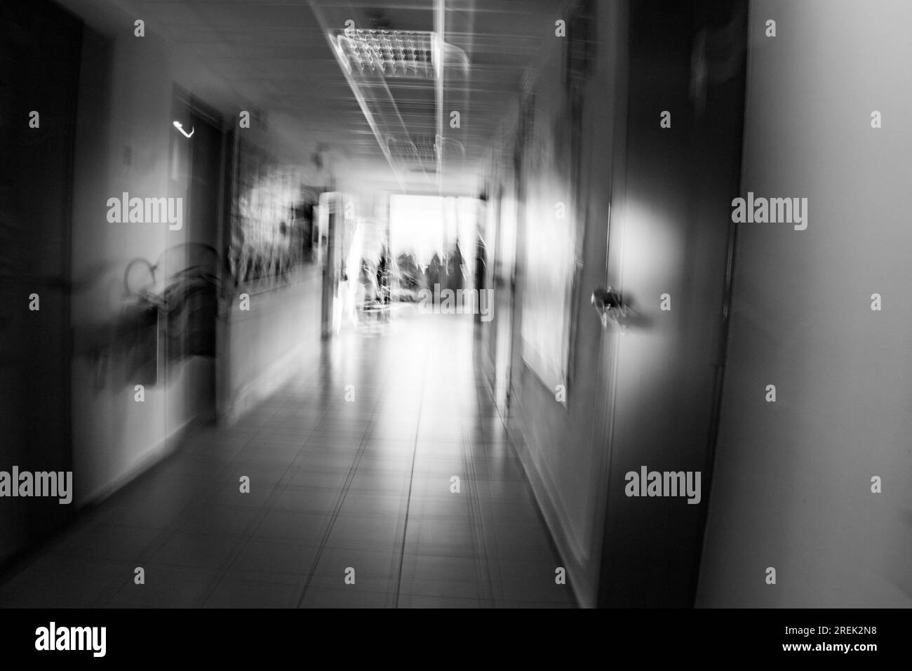 Photographie abstraite. Délibérément secoué, flou, exposé de manière incohérente. Photographie de rue créative traitée numériquement. Banque D'Images