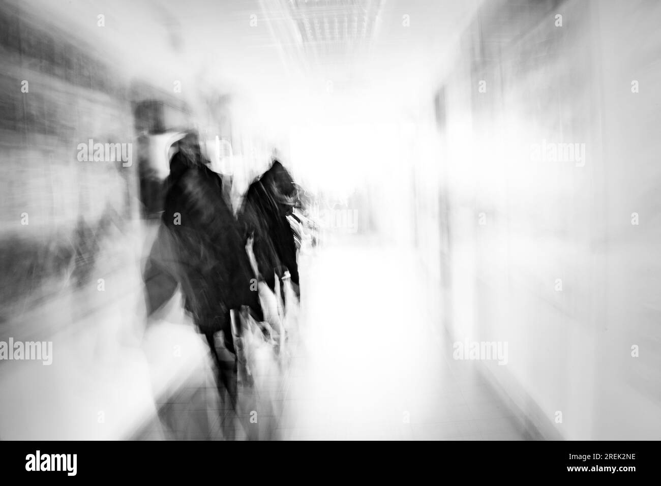 Photographie abstraite. Délibérément secoué, flou, exposé de manière incohérente. Photographie de rue créative traitée numériquement. Banque D'Images