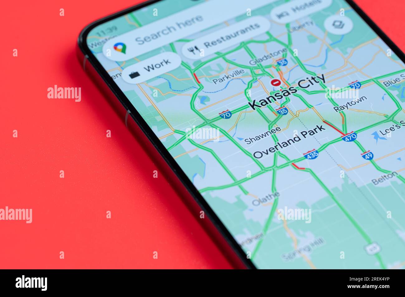 New York, États-Unis - 21 juillet 2023 : circulation automobile à Kansas City sur google maps en vue rapprochée de l'écran de smartphone Banque D'Images