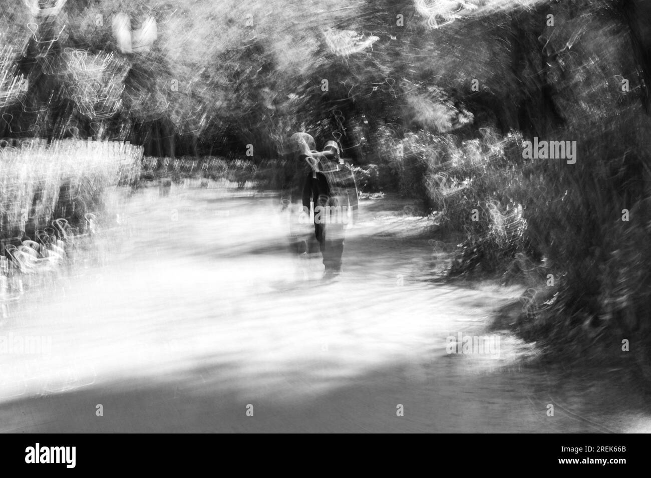 Photographie abstraite. Délibérément secoué, flou, exposé de manière incohérente. Photographie de rue créative traitée numériquement. Banque D'Images