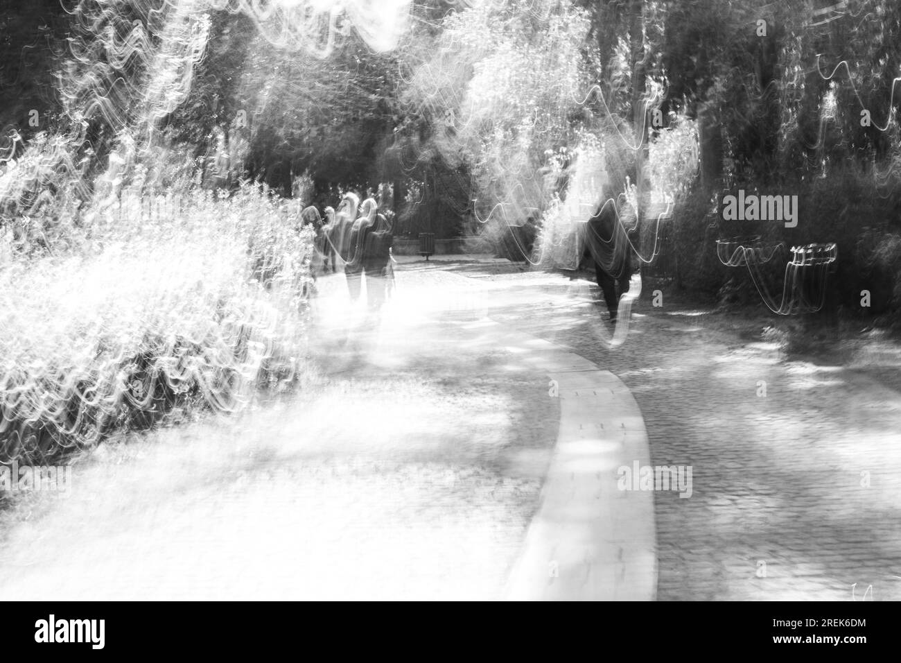 Photographie abstraite. Délibérément secoué, flou, exposé de manière incohérente. Photographie de rue créative traitée numériquement. Banque D'Images