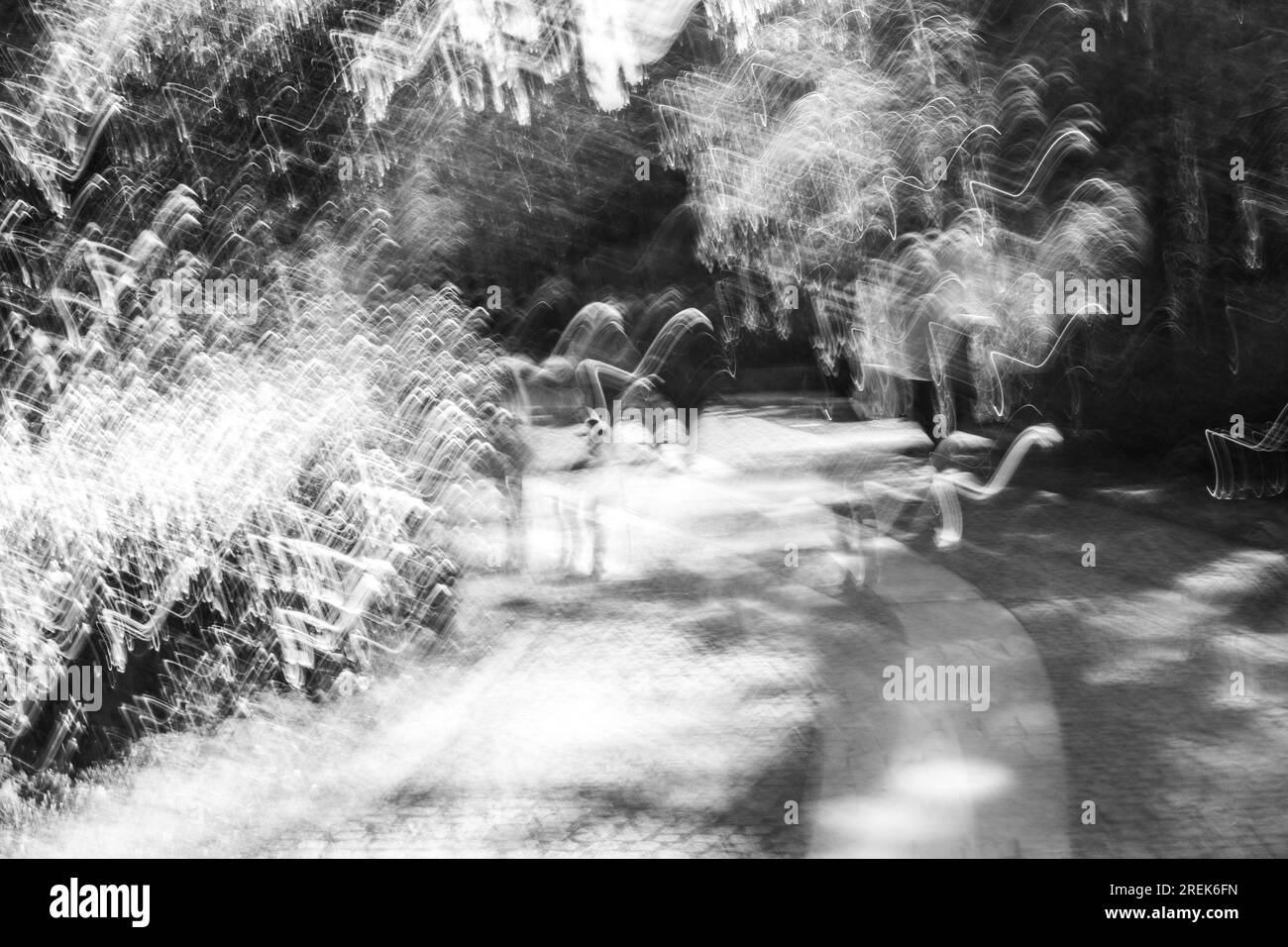 Photographie abstraite. Délibérément secoué, flou, exposé de manière incohérente. Photographie de rue créative traitée numériquement. Banque D'Images