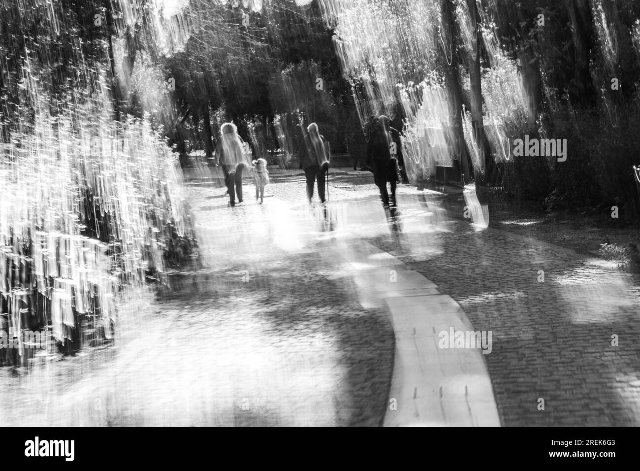 Photographie abstraite. Délibérément secoué, flou, exposé de manière incohérente. Photographie de rue créative traitée numériquement. Banque D'Images