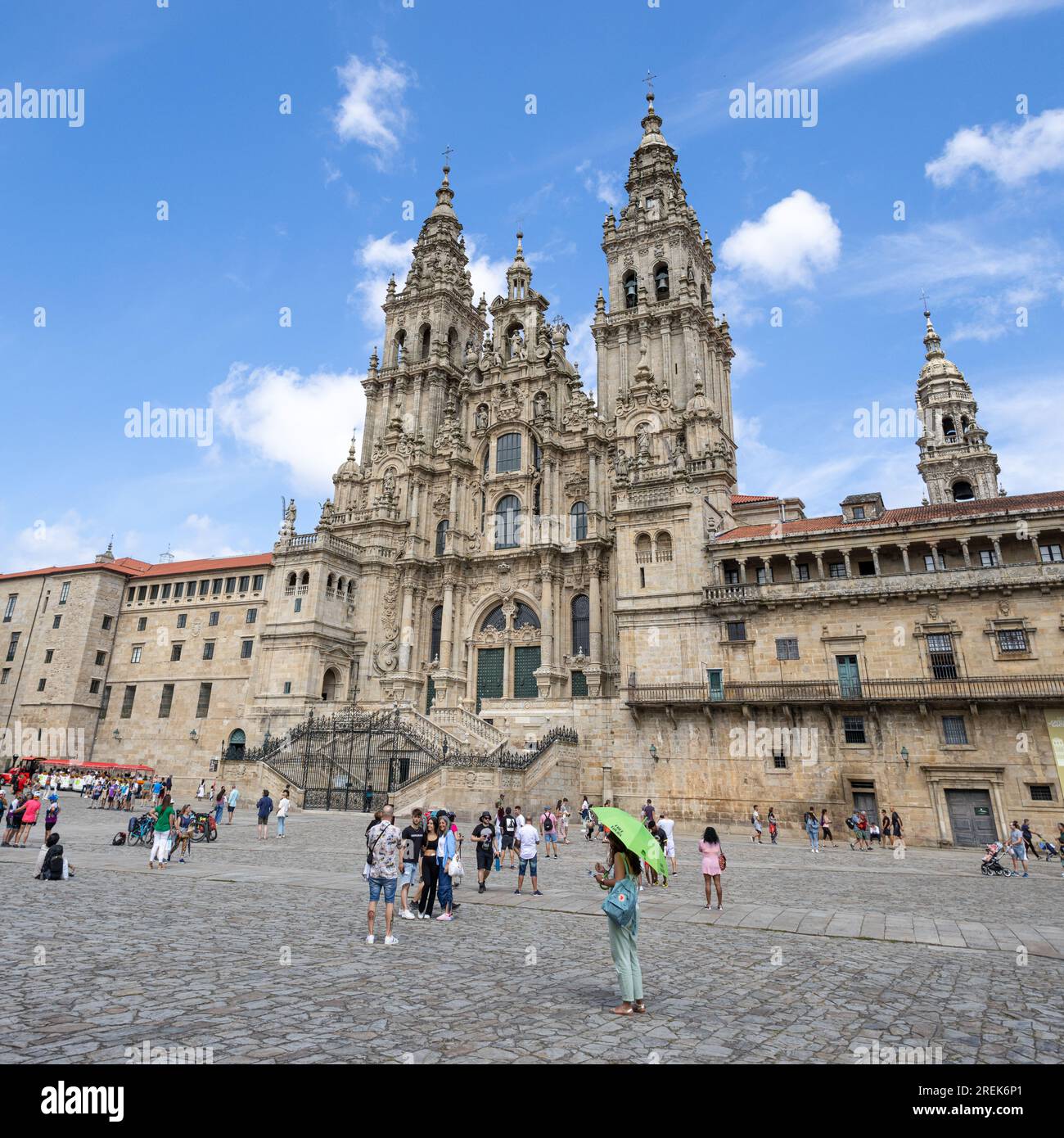 Saint-Jacques-de-Compostelle, Espagne ; 27 juillet 2023 : vue de la cathédrale de Saint-Jacques-de-Compostelle depuis la place Obradoiro par beau temps Banque D'Images