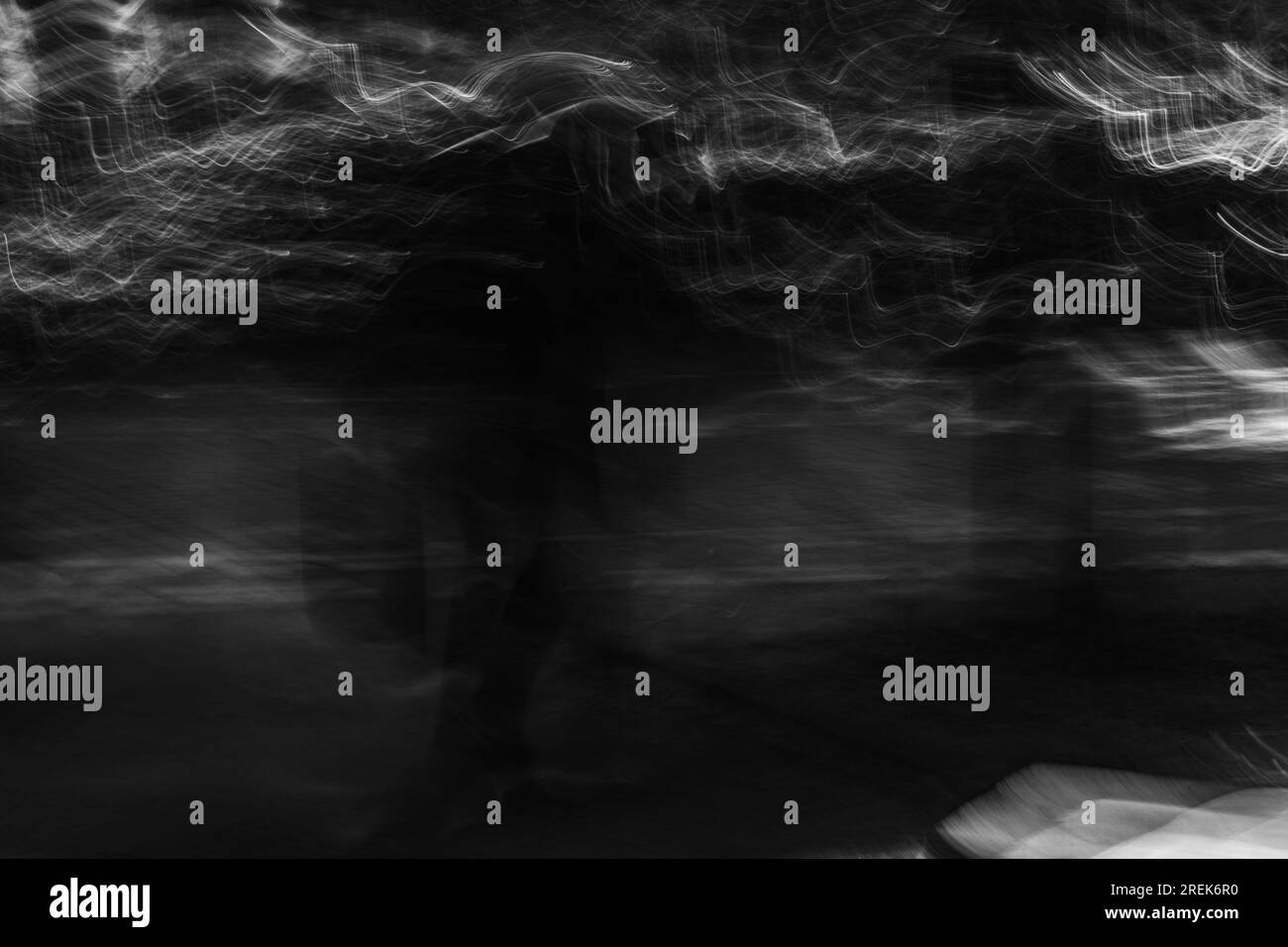 Photographie abstraite. Délibérément secoué, flou, exposé de manière incohérente. Photographie de rue créative traitée numériquement. Banque D'Images