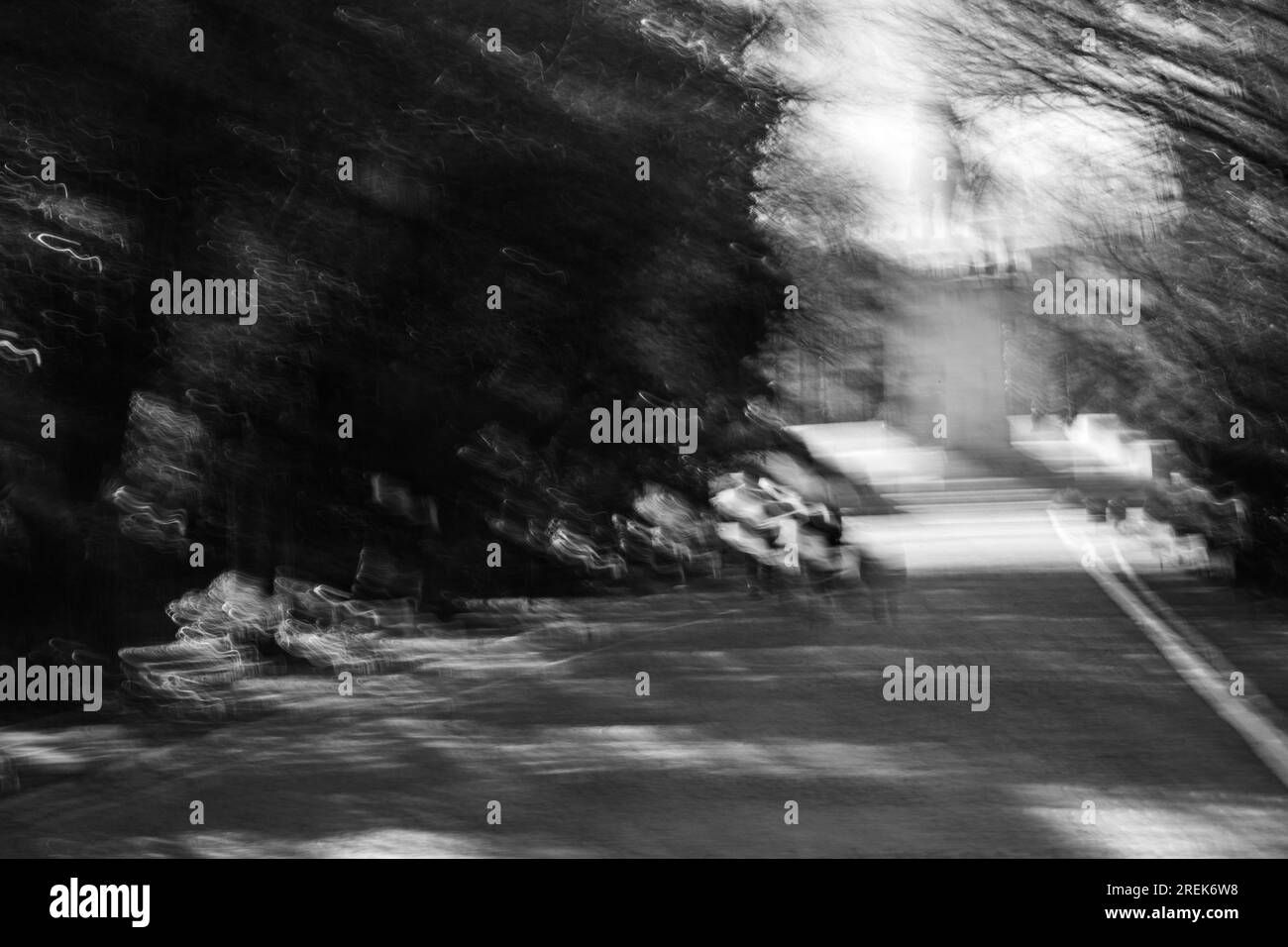 Photographie abstraite. Délibérément secoué, flou, exposé de manière incohérente. Photographie de rue créative traitée numériquement. Banque D'Images