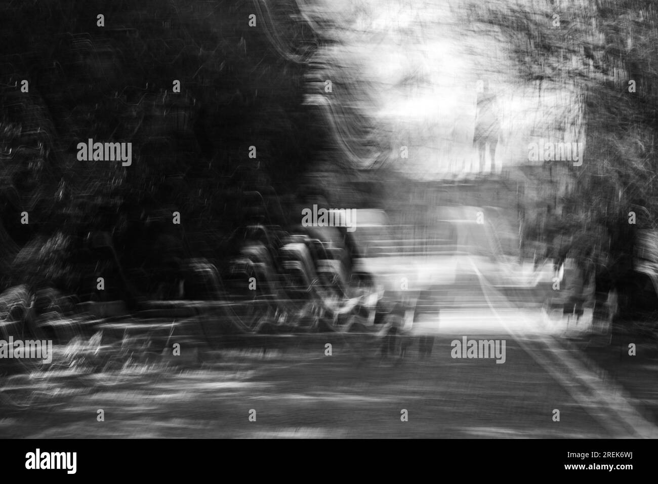 Photographie abstraite. Délibérément secoué, flou, exposé de manière incohérente. Photographie de rue créative traitée numériquement. Banque D'Images