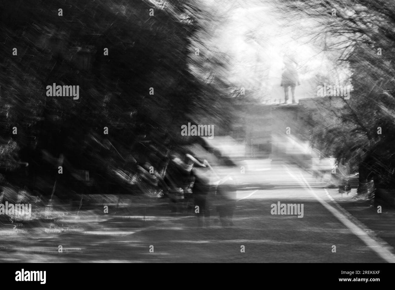 Photographie abstraite. Délibérément secoué, flou, exposé de manière incohérente. Photographie de rue créative traitée numériquement. Banque D'Images