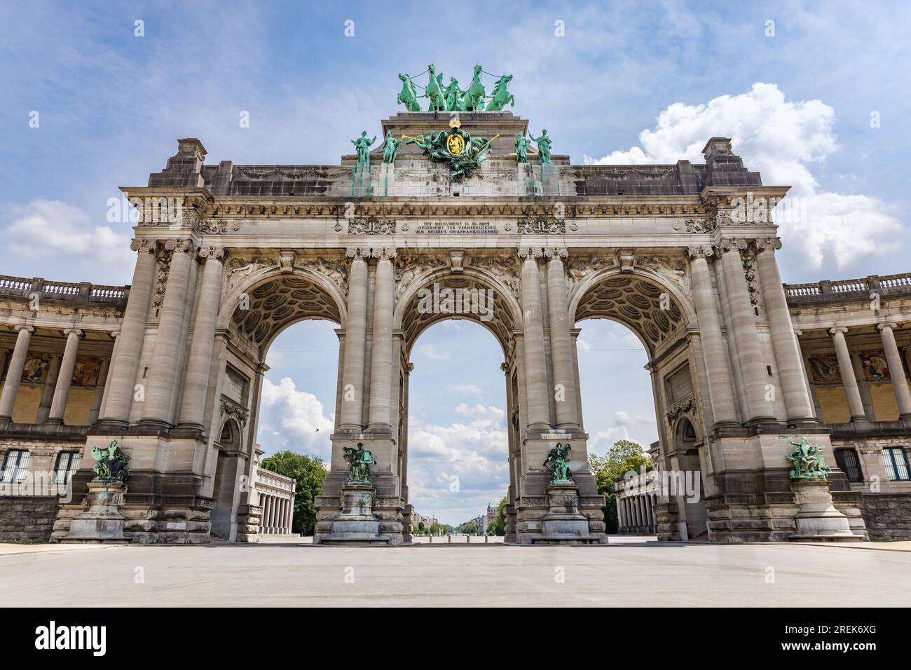 Le Cinquantenaire Memorial Arcade dans le centre du Parc du Cinquantenaire, Bruxelles, Belgique avec le texte « ce monument a été érigé en 1905 pour Banque D'Images