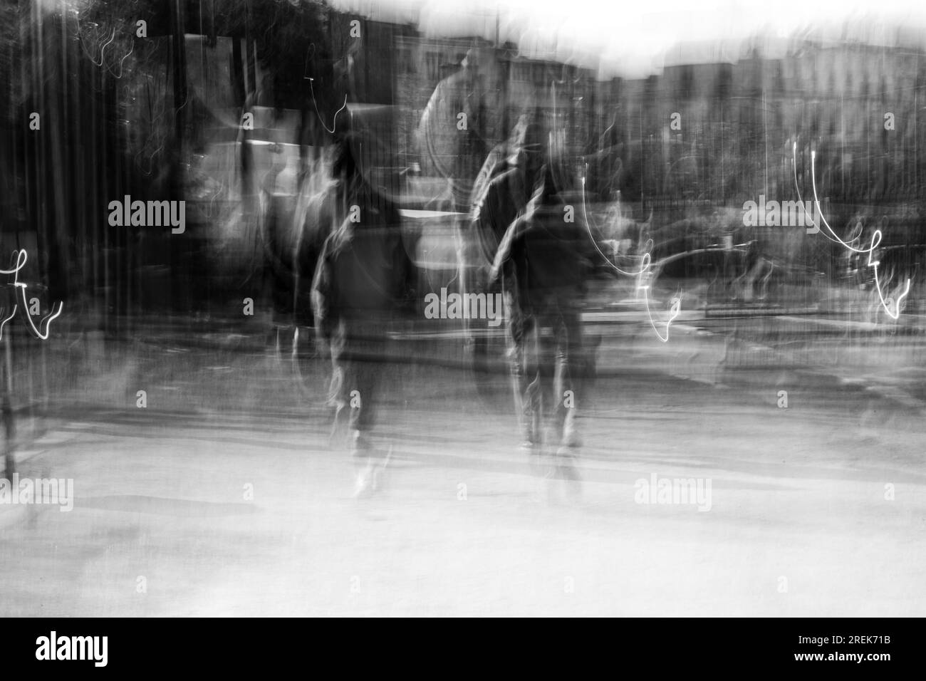 Photographie abstraite. Délibérément secoué, flou, exposé de manière incohérente. Photographie de rue créative traitée numériquement. Banque D'Images