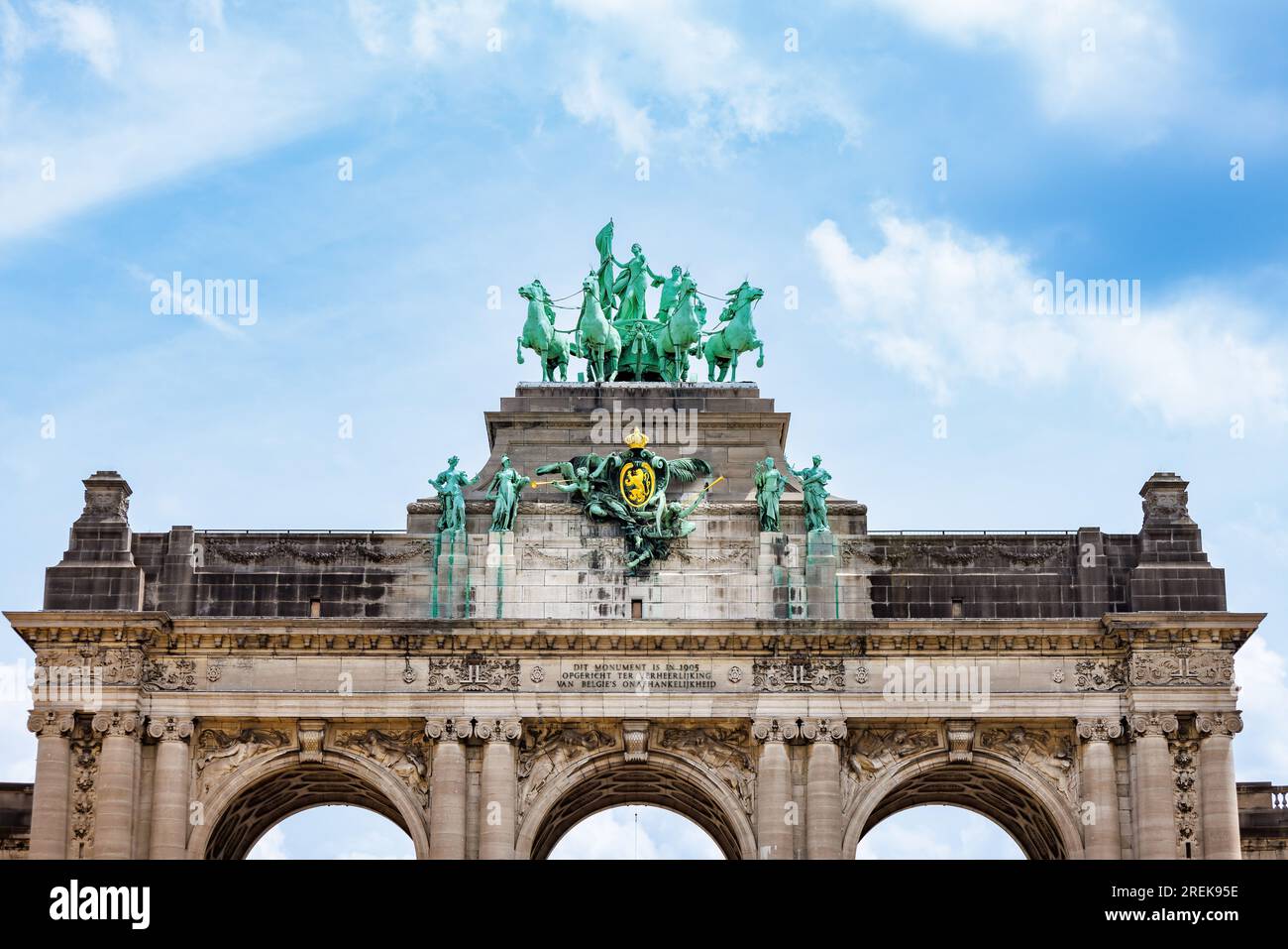 Le Cinquantenaire Memorial Arcade dans le centre du Parc du Cinquantenaire, Bruxelles, Belgique avec le texte « ce monument a été érigé en 1905 pour Banque D'Images
