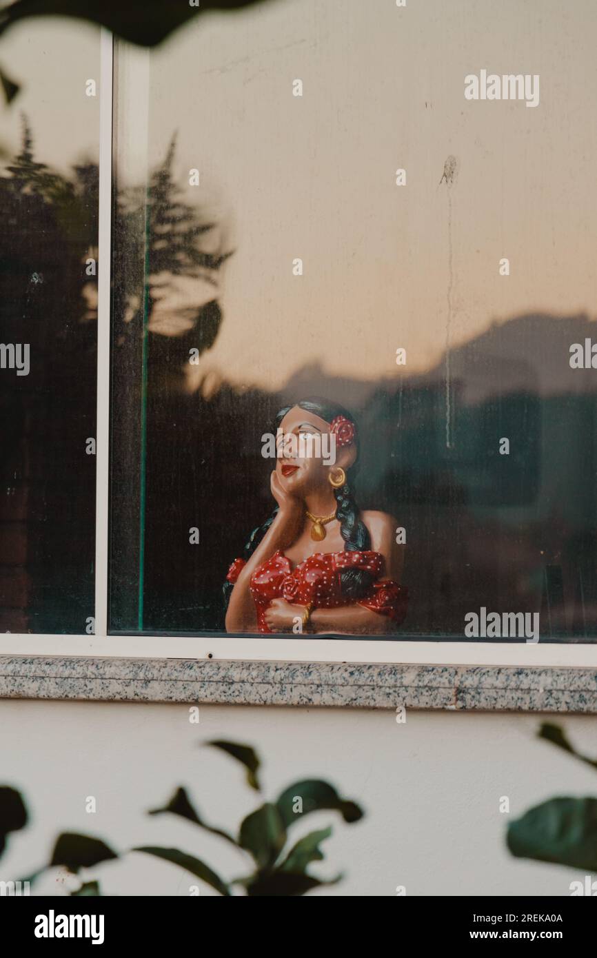 Jeune fille à la fenêtre Banque D'Images