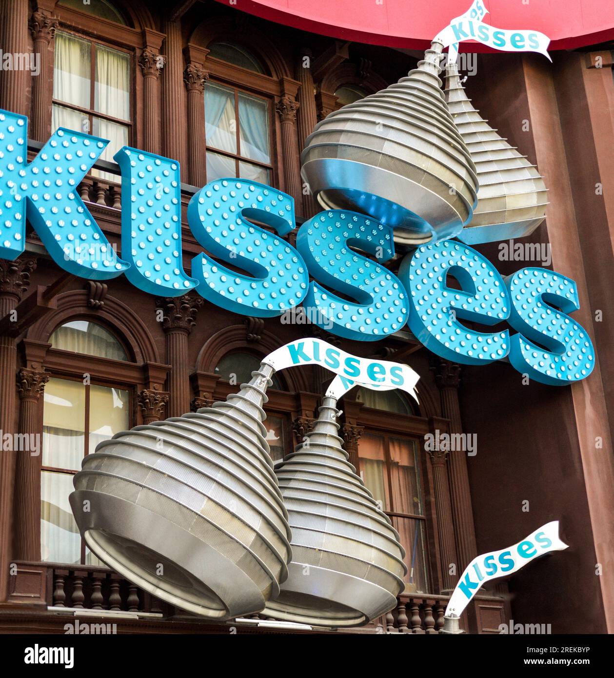 Un présentoir de chocolat Hershey's Kisses, publicité sur le Strip de Las Vegas au MGM NewYork Banque D'Images