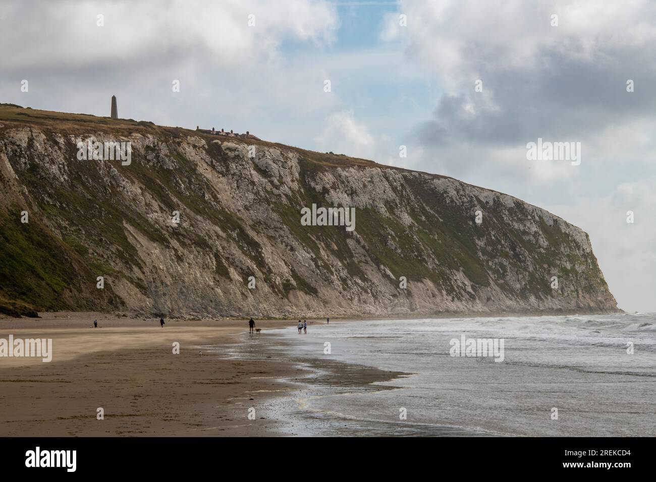 côte de l'île de wight à culver cliff et yaverland, royaume-uni. plage de yaverland à sandown, île de wight, royaume-uni avec falaises culver derrière. Banque D'Images