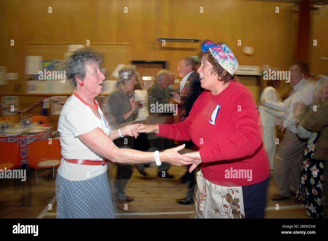 Les fêtards dansent toute la nuit pendant les célébrations du Ve jour à St Peters Church Hall à Caswell près de Swansea en 2005. Banque D'Images