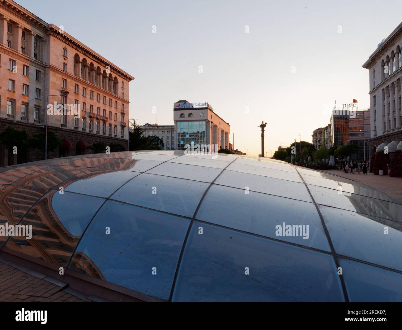 Le bureau des présidents (à gauche), qui fait partie du complexe de style Empire stalinien Largo. Statue de Sveta Sofia derrière. Sofia, Bulgarie. 28 juillet 2023. Banque D'Images