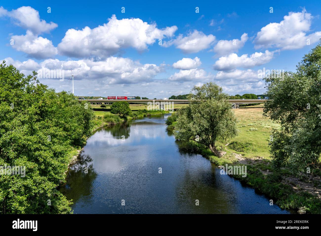 Le Raffelberger Ruhrauen, le long de la Ruhr, juste avant les limites de la ville de Duisburg, au Kaiserberg, autoroute A40, pont, NRW, Allemagne Banque D'Images