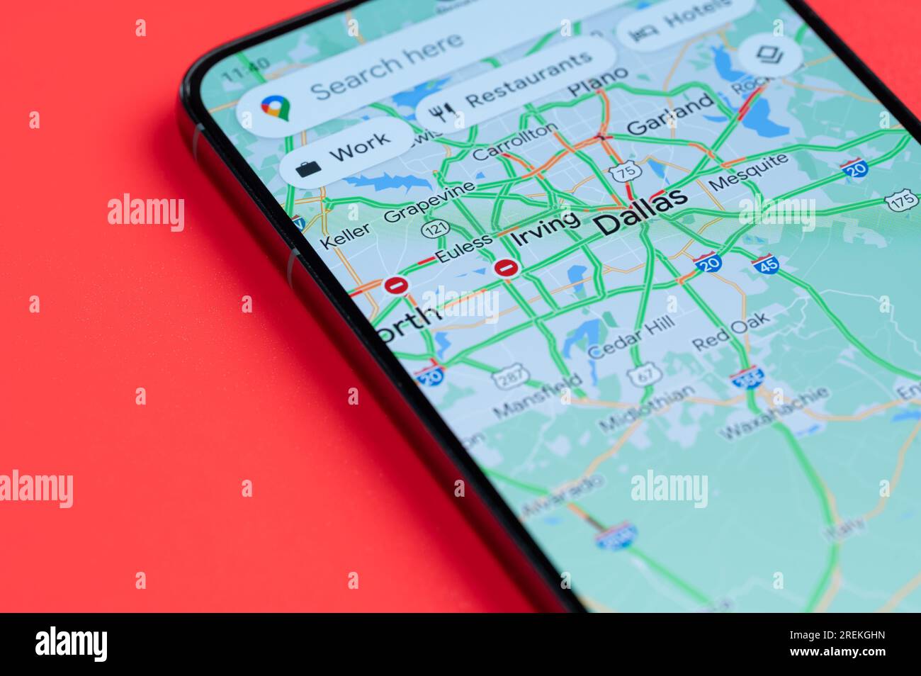 New York, USA - 21 juillet 2023 : circulation automobile à Dallas sur google maps en vue rapprochée de l'écran smartphone Banque D'Images