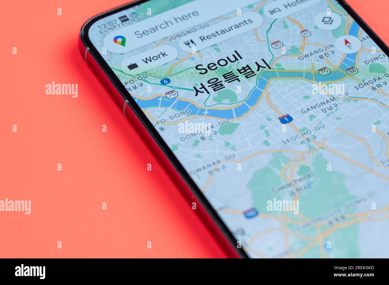 New York, États-Unis - 21 juillet 2023 : Séoul distribution du trafic automobile dans google maps sur écran smartphone vue rapprochée avec fond rouge Banque D'Images