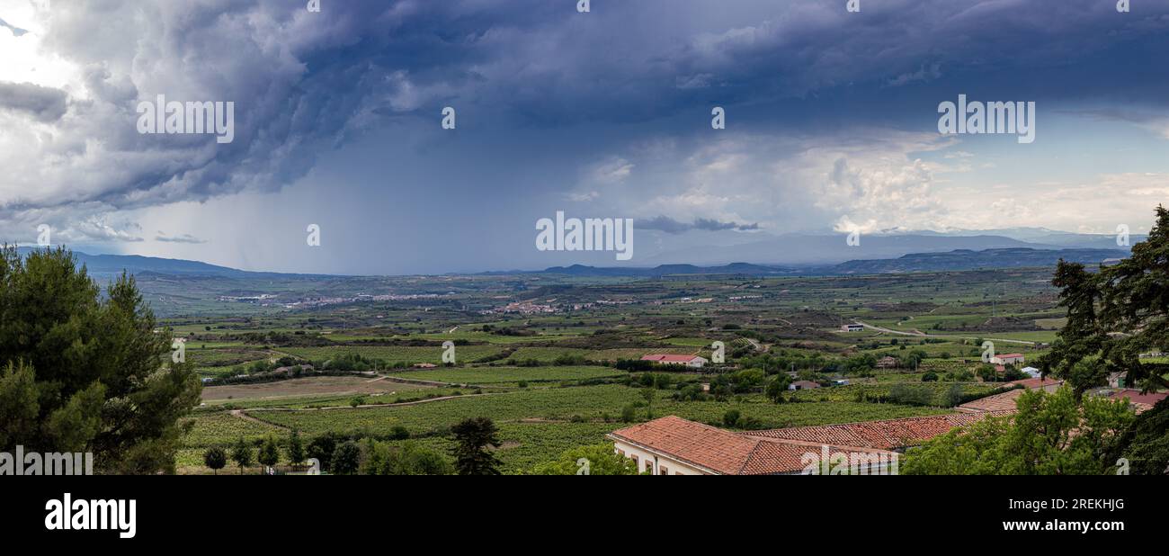Début de la forte tempête sur Rioja Alavesa, Laguardia, pays Basque, Espagne Banque D'Images