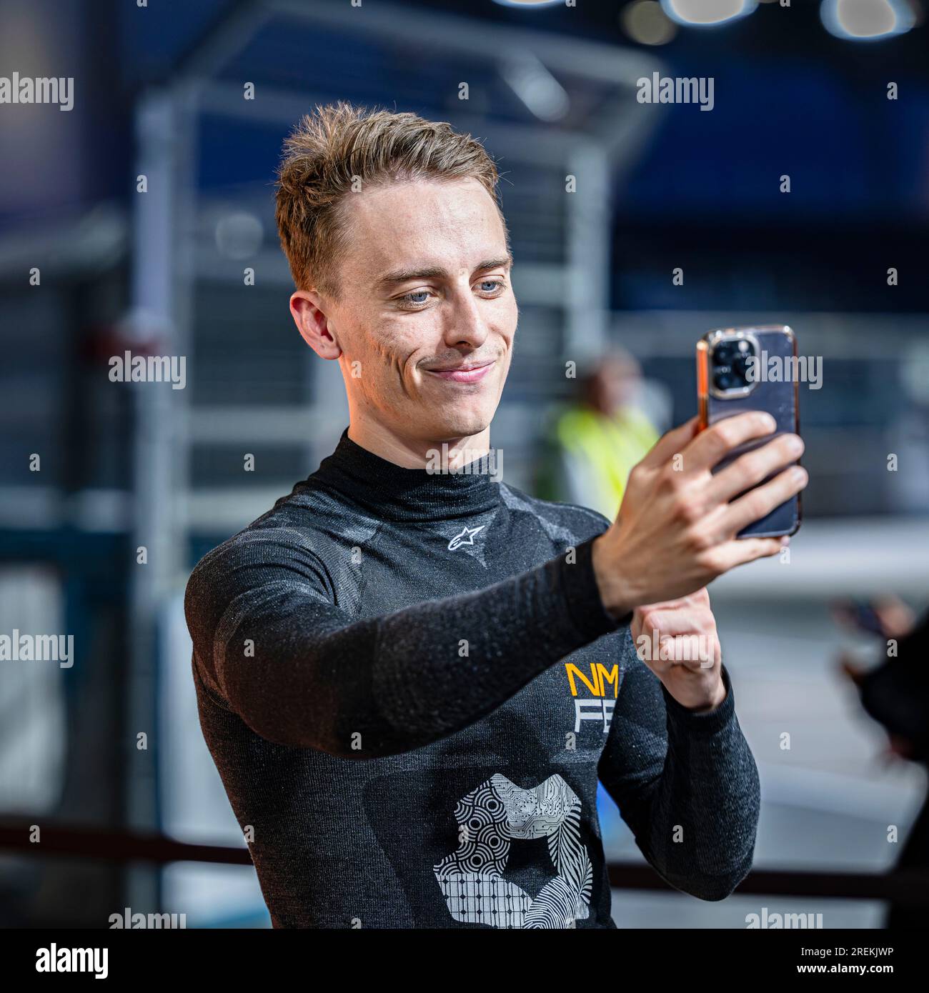 LONDRES, ROYAUME-UNI. 28 juillet 2023. Jake Hughes du pilote NEOM McLaren donne une interview après avoir établi un nouveau titre Guinness des records du monde pour la vitesse la plus rapide atteinte par un véhicule en salle atteignant 218,71km/h, Battre l'ancien record de 165,2km/h de plus de 50 km/h lors de l'E-Prix ABB FIA Formula E 2023 Hankook London à l'Excel le vendredi 28 juillet 2023 à LONDRES, ANGLETERRE. Crédit : Taka G Wu/Alamy Live News Banque D'Images
