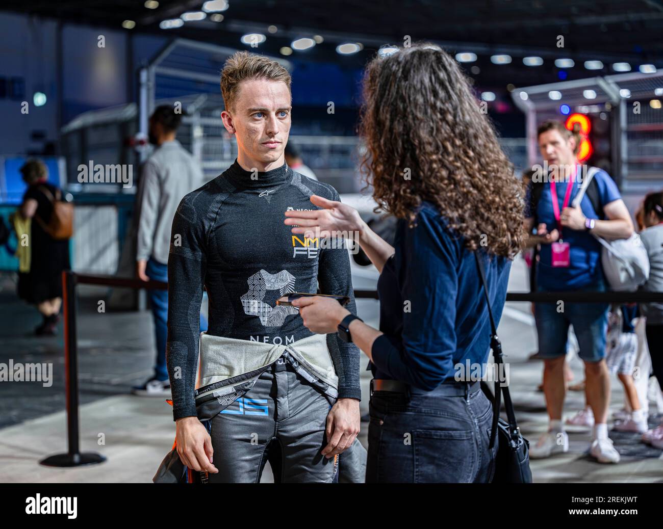 LONDRES, ROYAUME-UNI. 28 juillet 2023. Jake Hughes du pilote NEOM McLaren donne une interview après avoir établi un nouveau titre Guinness des records du monde pour la vitesse la plus rapide atteinte par un véhicule en salle atteignant 218,71km/h, Battre l'ancien record de 165,2km/h de plus de 50 km/h lors de l'E-Prix ABB FIA Formula E 2023 Hankook London à l'Excel le vendredi 28 juillet 2023 à LONDRES, ANGLETERRE. Crédit : Taka G Wu/Alamy Live News Banque D'Images