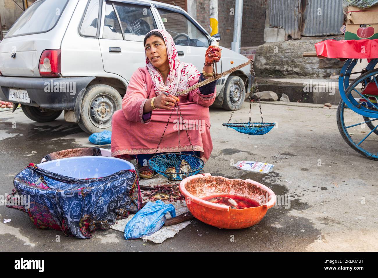 Shamswari, Srinagar, Jammu-et-Cachemire, Inde. 25 octobre 2022. Femme vendant du poisson frais du lac Dal au Cachemire. Banque D'Images