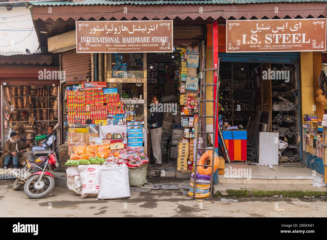 Sokalipura, Srinagar, Jammu-et-Cachemire, Inde. 25 octobre 2022. Petite quincaillerie à Srinagar. Banque D'Images